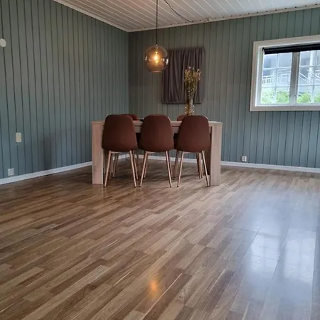 Stor Leilighet Med 4 Senger Sentralt I Forde Exterior photo